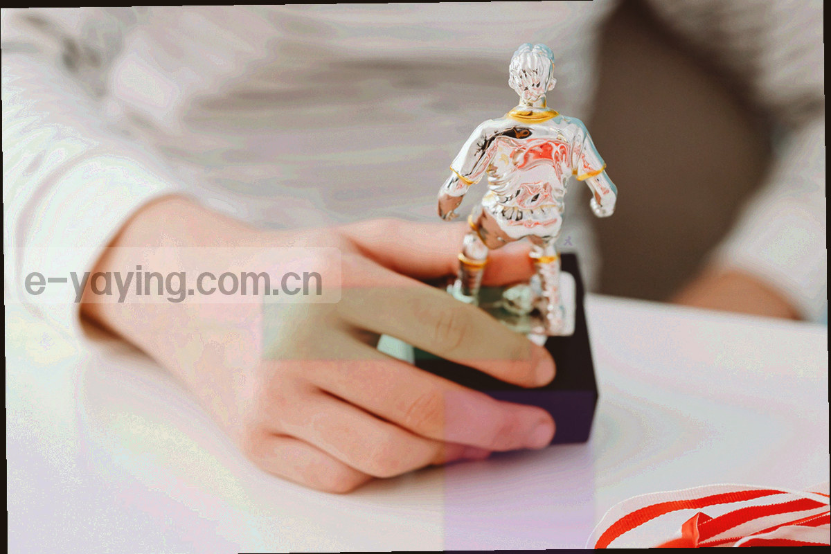 一名足球运动员带球冲刺的动态模糊剪影